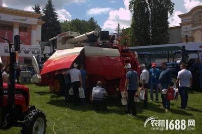 潍柴雷沃智能农机亮相2021年乌克兰国际农业博览会